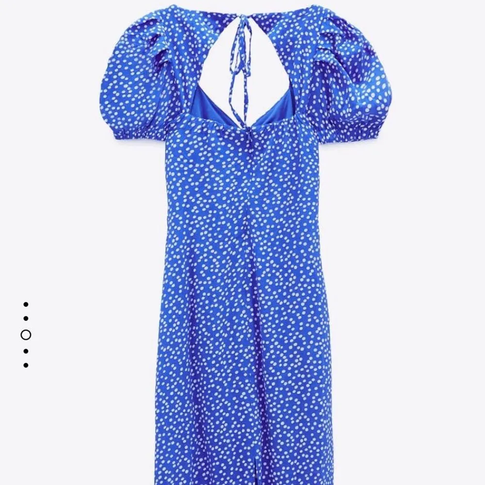 SÖKER!!! Söker denna klänning från Zara, skriv gärna ifall du har en du vill sälja😁💕. Klänningar.