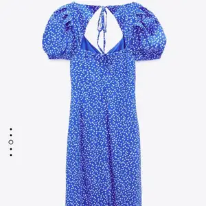 SÖKER!!! Söker denna klänning från Zara, skriv gärna ifall du har en du vill sälja😁💕