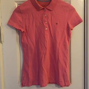 En rosa skjorta från Tommy hilfiger i storlek xs. Nypris 700 men säljer för 450. Nästan aldrig använd.