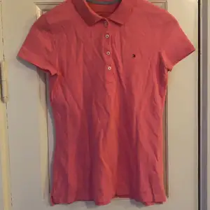 En rosa skjorta från Tommy hilfiger i storlek xs. Nypris 700 men säljer för 450. Nästan aldrig använd.