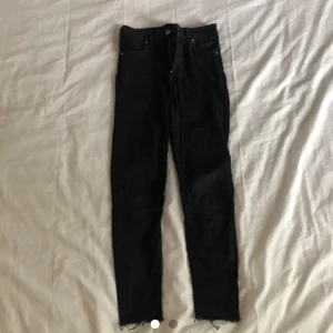 svarta jeans - svarta jeans i stretchigt material från BikBok