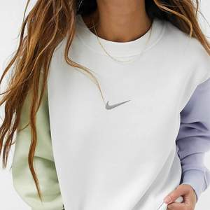 Slutsåld!! Oversize sweatshirt från Nike, perfekt till sommar outfiten!! Någon intresserad?