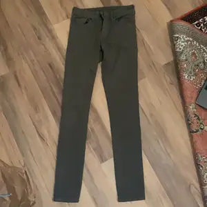 Ett par militärgröna skinny jeans från Hm, knappt använda 