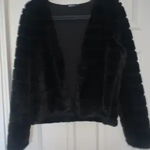 En svart fake päls jacka ifrån Gina tricot! Använd fåtals gånger. Storlek S, 60 kr. Kan mötas upp i Göteborg eller 60 kr + frakt 