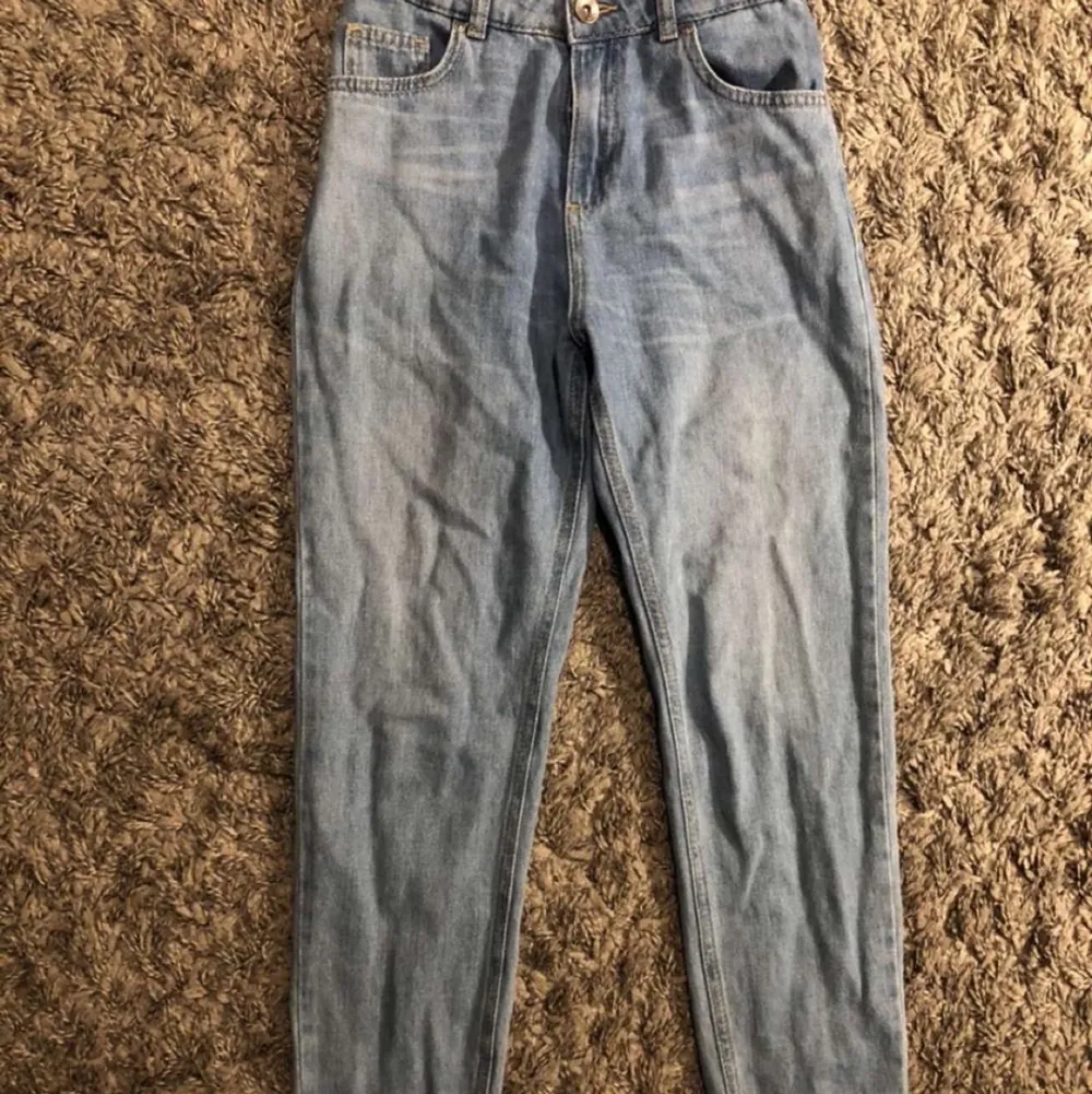 Baggy jeans storlek 152 från kappahl. Väldigt fina men för små för min dotter. Oringalpris:250 kr. Jeans & Byxor.