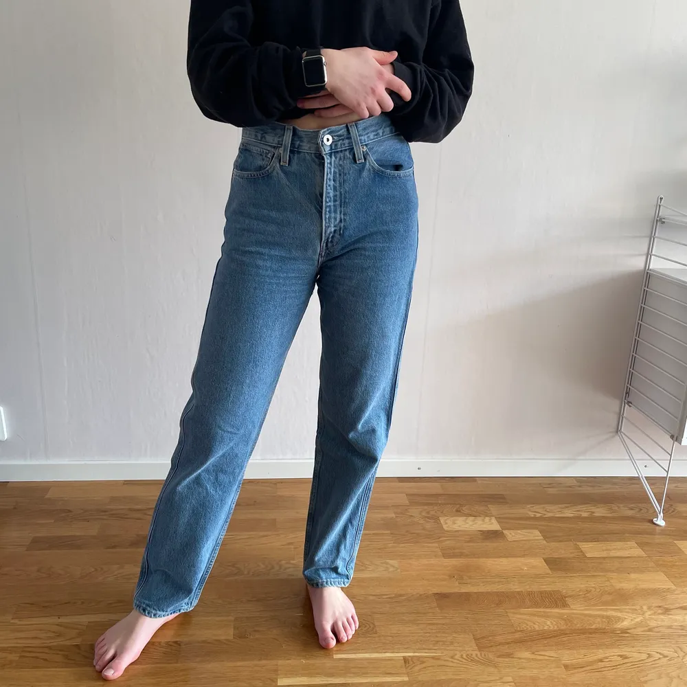 Väldigt snygga Levis jeans med bluetab, nypris 1500kr! Säljes pga förstora! Frakt tillkommer . Jeans & Byxor.