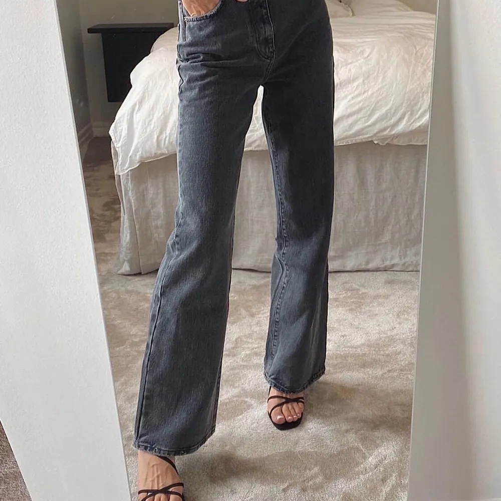 Gråsvarta vida jeans från Gina i modellen Idun. Superfin passform och är i bra skick! Skriv för fler bilder.. Jeans & Byxor.