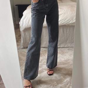 Gråsvarta vida jeans från Gina i modellen Idun. Superfin passform och är i bra skick! Skriv för fler bilder.