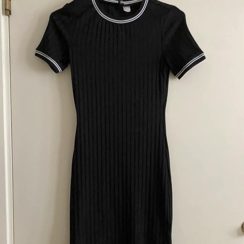 En svart ribbad klänning i storlek 36, vilket motsvarar S Köpt från HM - minns inte ordinarie priset, men säljer denna för 120kr. Klänningar.