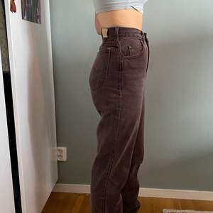 Skitsnygga bruna jeans från Lee köpta på Beyond Retro men tyvärr för små för mig!!✨✨ Köpta för 550kr. Hör av dig vid frågor!!  JUST NU högsta bud 310kr + frakt❣️