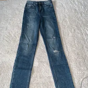 Riktigt snygga högmidjade raka jeans från H&M i en jättefin färg! 