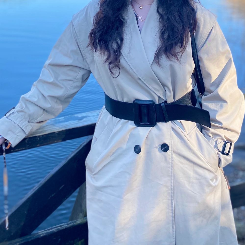 Hej! Säljer denna trenchcoaten köpt på Zara för 1099kr som jag andvänt ett fåtal gånger, så i väldigt bra skick! Det tillkommer ett super fint svart ”läder” skärp. Säljer den för endast 300kr, Då den inte kommer till användning, tyvärr. Den är även vattentät och den sitter super fint på! Kan såklart skicka fler bilder om så önskas!😊. Jackor.