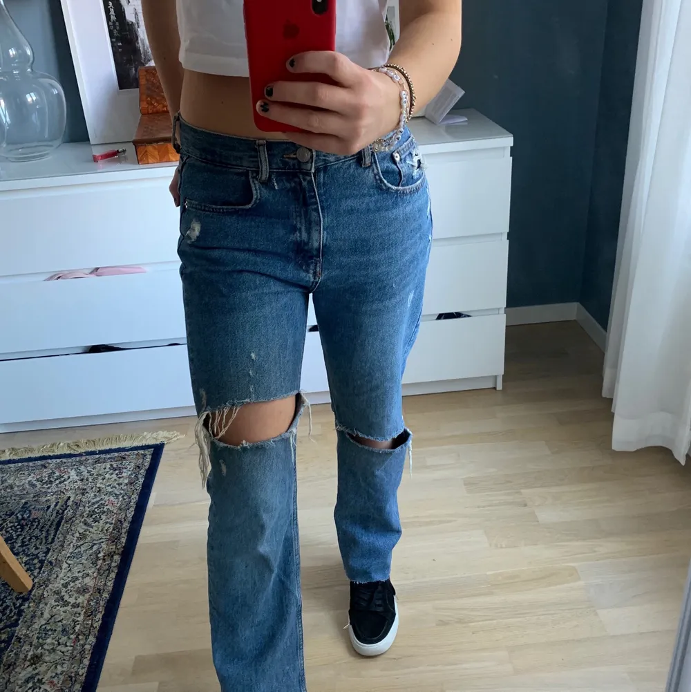 Jätte snygga jeans med hål ifrån pull&bear, går ner till hälarna💕💕buda i kommentarerna!! . Jeans & Byxor.