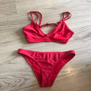 Röd bikini ifrån nakd. Köpt för två somrar sen och sparsamt använd. Jättefint skick. Överdelen är i storlek M och passar mig som har 75C i kupstorlek. Underdelen är i storlek S. Tvättas såklart innan jag postar 