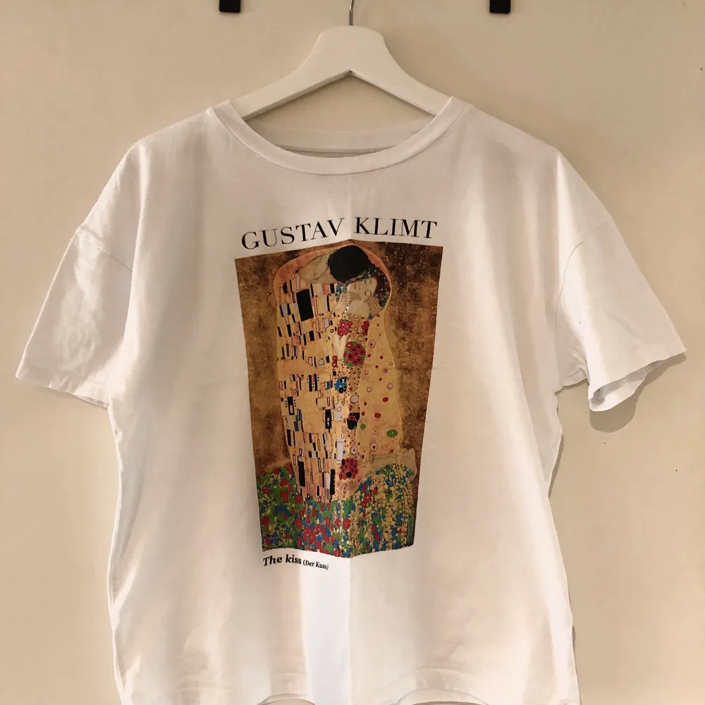 T-shirt från Pull&Bear med motiv av Gustav Klimt. Hämtas på Hisingen, Göteborg. Fraktar ej. . T-shirts.