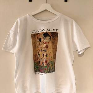 T-shirt från Pull&Bear med motiv av Gustav Klimt. Hämtas på Hisingen, Göteborg. Fraktar ej. 