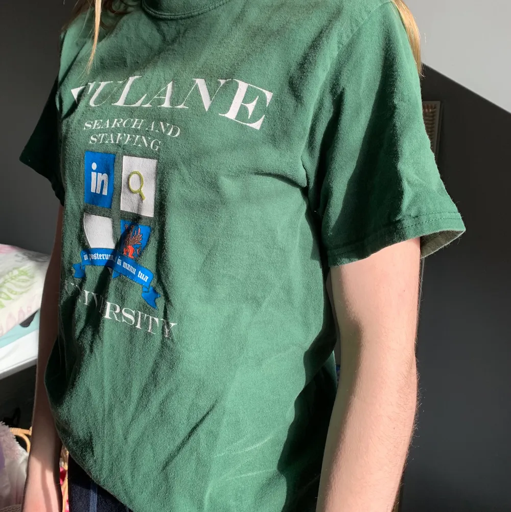 Vintage T-shirt med tryck, köpt secondhand💗 säljer pga att jag aldrig använder den🥰. T-shirts.