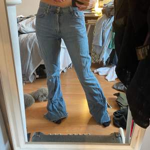 Vintage crocker jeans i storlek 30/34 och går att hasa ner i midjan så de blir lågmidjade 
