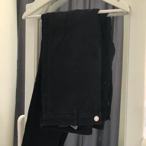 Svarta jeans - Högmidjade helt vanliga svarta tighta jeans från hm. Kommer inte till användning då dom är för stora för mig och skulle säga att dom är ganska stora i midjan. Jättefint skick! Storlek 29 (S/M)