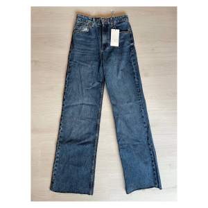 Jeans från zara☺️ Sprillans nya och aldrig använda med prislappen kvar!
