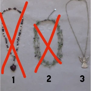 Halsband - ❗️alla är sålda❗️ Säljer 3 gulliga halsband✨ Halsband 3 är helt oanvänd. För mer info eller bilder skriv till mig i dm.    1. 10kr 2. 20kr 3. 30kr🔱                              