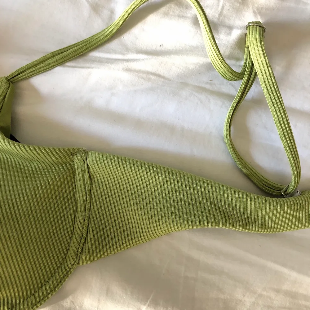 Säljer en oanvänd grön bikiniöverdel från zaful (lappen kvar) som tyvärr är lite för liten💚 den är i ett jättefint grönt ribbat tyg och har justerbara band! BUD 160+frakt budgivningen avlutas på lör 10/4. Toppar.