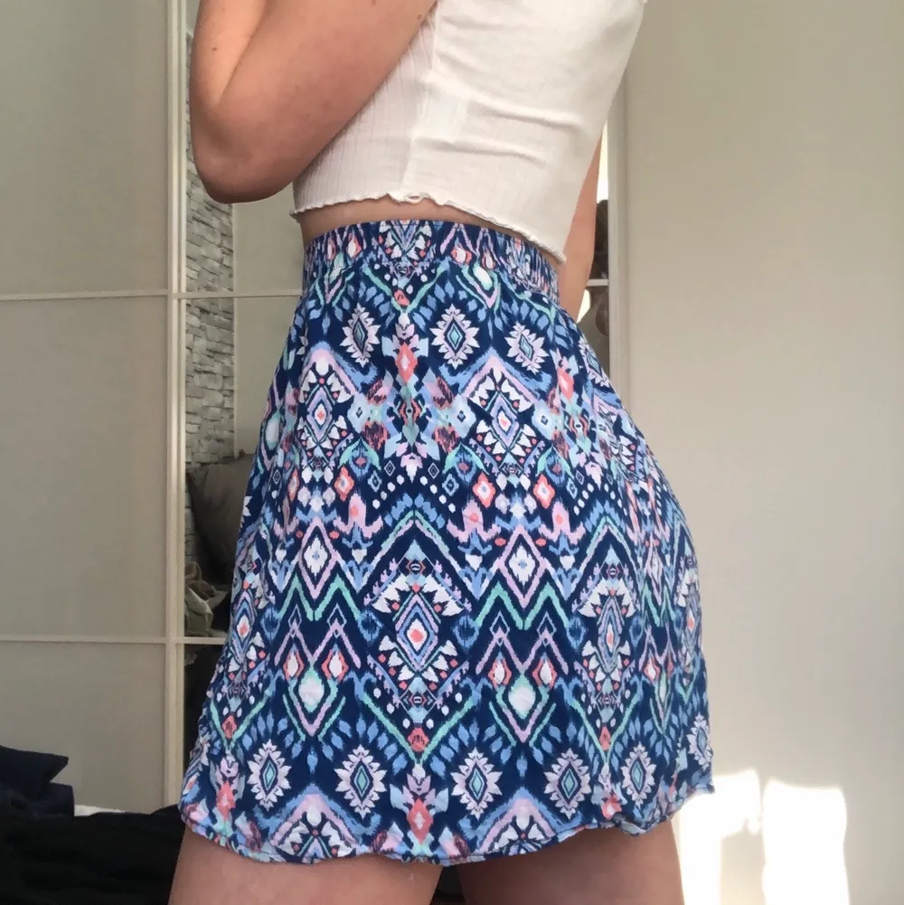 En supersöt kort kjol med fint mönster från HM💙 || Perfekta plagget i sommargarderoben || Säljer då jag tycker att den är lite för kort på mig (är ca 160) || Stretchig resår i midjan så den passar alla midjestorlekar!🤩 || Fraktkostnad tillkommer. Kjolar.