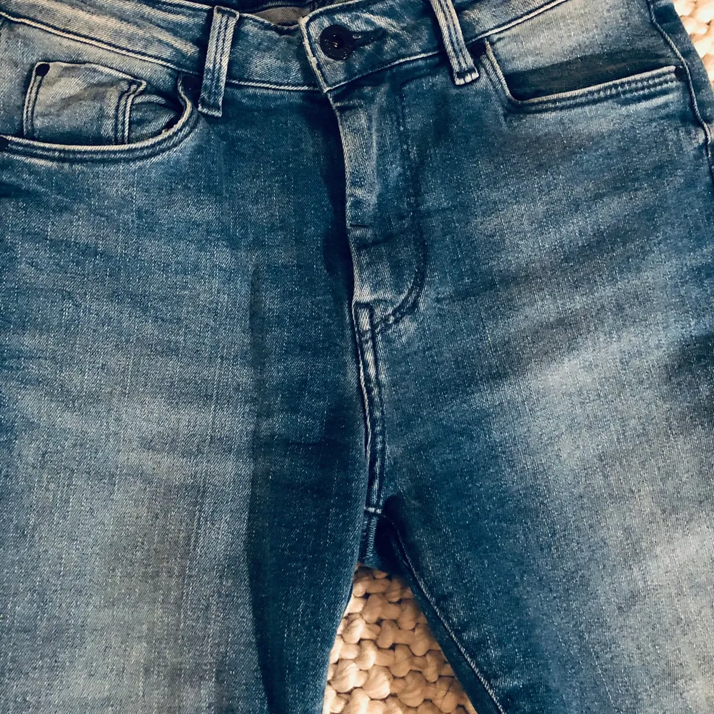 Säljer dessa fina jeans som jag knappt använt eftersom jag lyckades köpa en för liten storlek. . Jeans & Byxor.