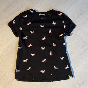 Enhörning T-shirt  - Sitter mer som en XS än S