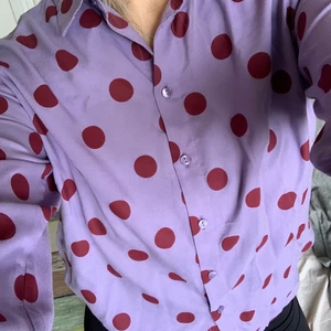 Prickig skjorta  - Prickig skjorta från monki. Frakt är inkluderat i priset.
