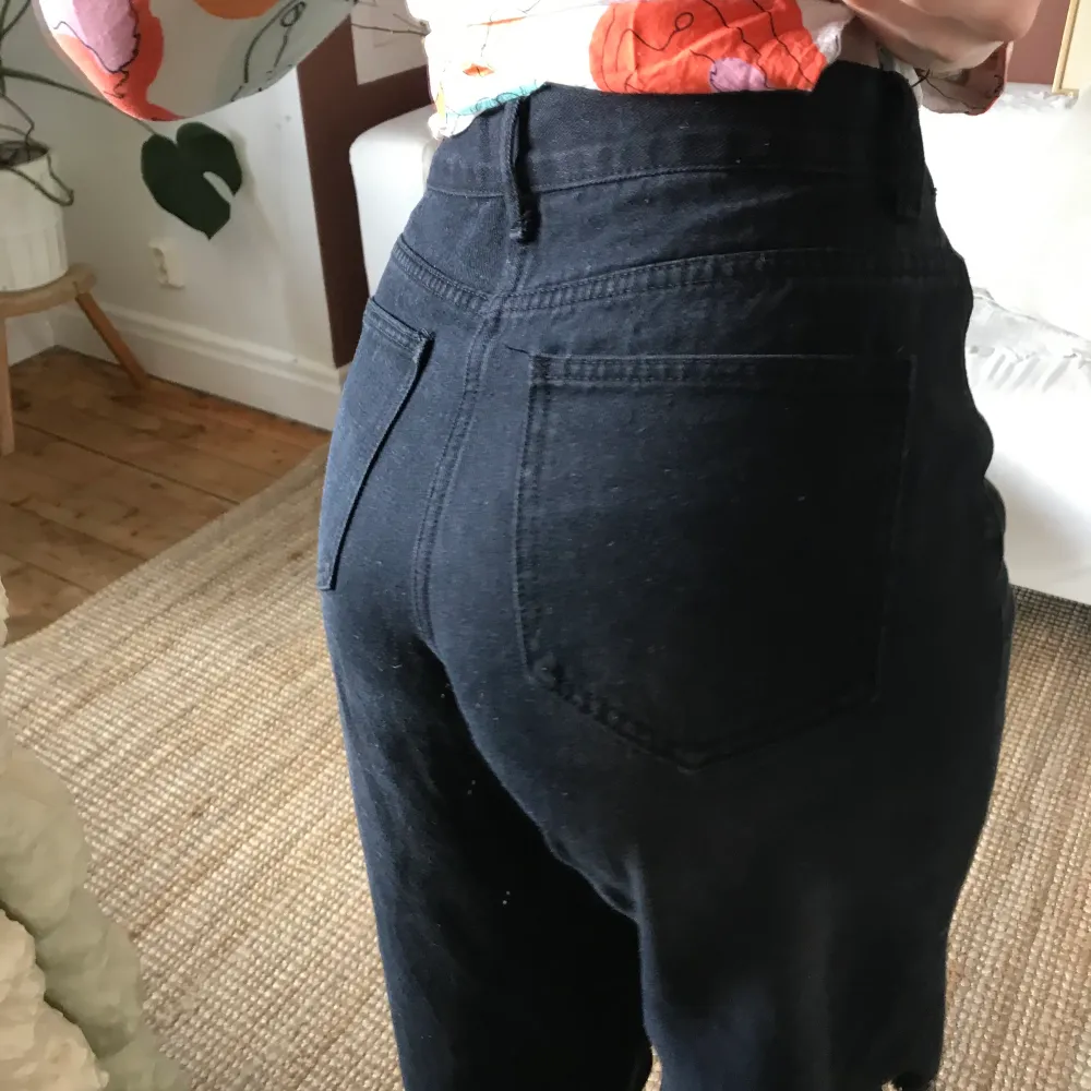 Nästintill oanvända jeans från Bohoo. Uppsydda några cm, fortfarande långa nertill så passar de som är 170 cm och neråt . Jeans & Byxor.
