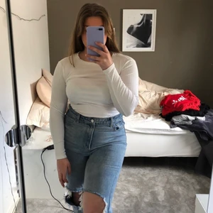 Långärmad vit tröja från BikBok - En långärmad vit tröja från BikBok som är ganska välanvänd. Men den är fortfarande i ett fint och bra skick. Tröjan är i storlek XS men är lite stor i storleken då jag brukar ha storlek S/M. Den är lite genomskinlig som ni kan se på bilderna men inte jättemycket. 60kr +frakt