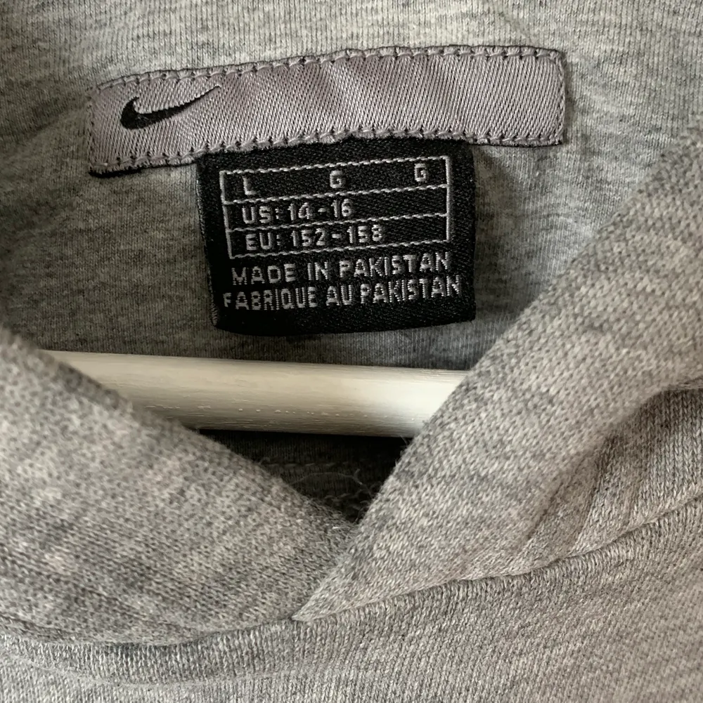 Grå vintage Nike hoodie. Passar XS/S. Mycket bra skick 😄. Hoodies.