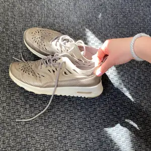 Ett par guldiga sneakers i fint skick! Lite smuts på sulan men går säkert att tvätta bort 💓 