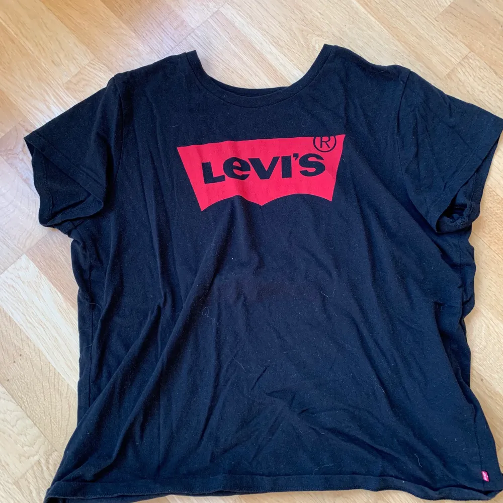 T- shirt från Levis i storlek L. Trycket är rött med svart levis i.. T-shirts.