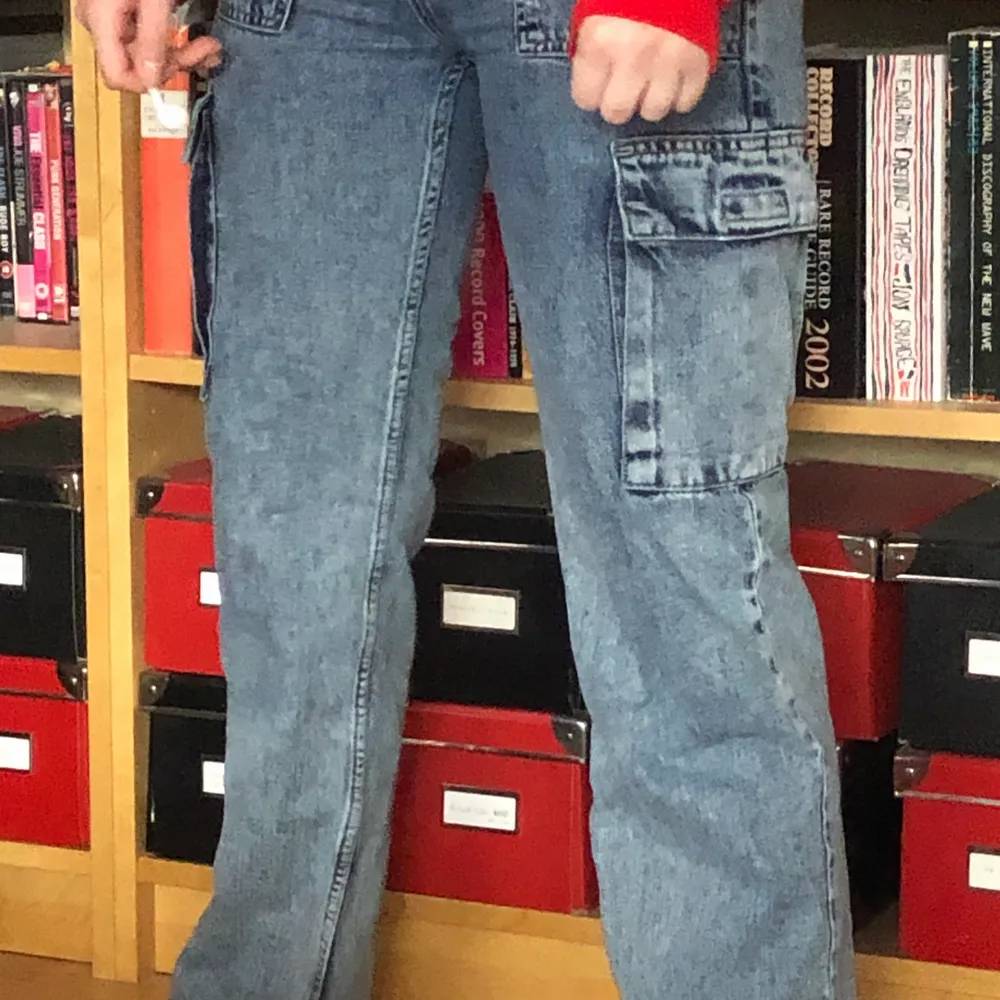 ett par cargo jeans från junkyard. använda men i väldigt bra skick. mina favoritjeans men tyvärr har de blivit för små för mig. . Jeans & Byxor.