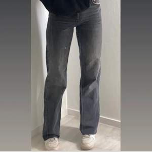 )Säljer dessa slutsålda jeans från zara i full lenght som är bra längd på mig som e 171 men går att klippa då de är den modell. Buda i kommentarerna. OBS! Buda endast om du är säker❗️❓⁉️. Eller köp direkt för 400+frakt