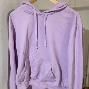 Lila Hoodie - En jätte fin lila hoodie ifrån Hm. Jätte bra skick😊