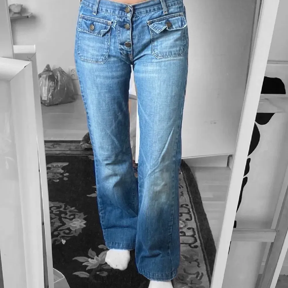 Ett par jätte fina lågmidjade raka jeans som jag köpte här på plick! Tyvärr var dem alldeles för små för mig och behöver därför sälja vidare de, vilket är super synd då jag tycker jeansen är super fina!! Storlek ca XS-S 🥰 . Jeans & Byxor.