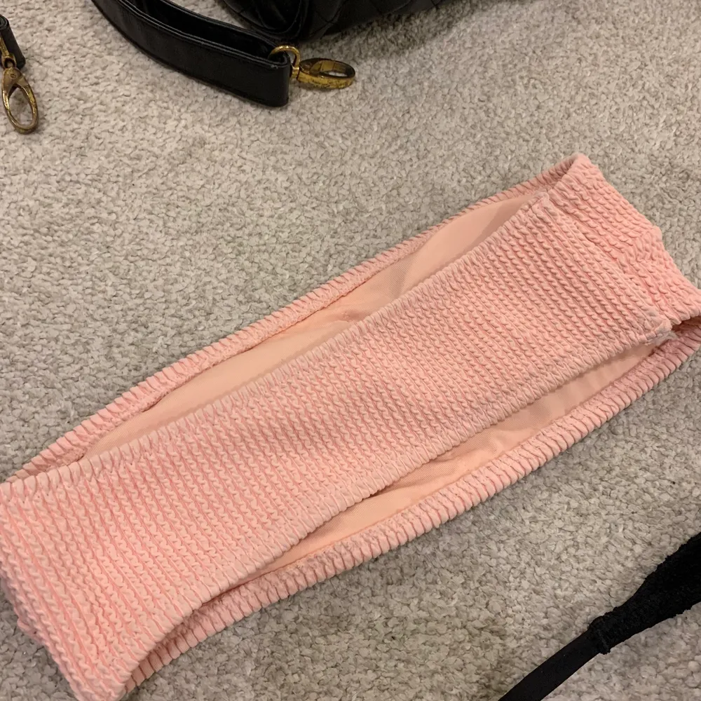 Två bikini toppar kan köpas separat. Den rosa är i storlek s. Övrigt.