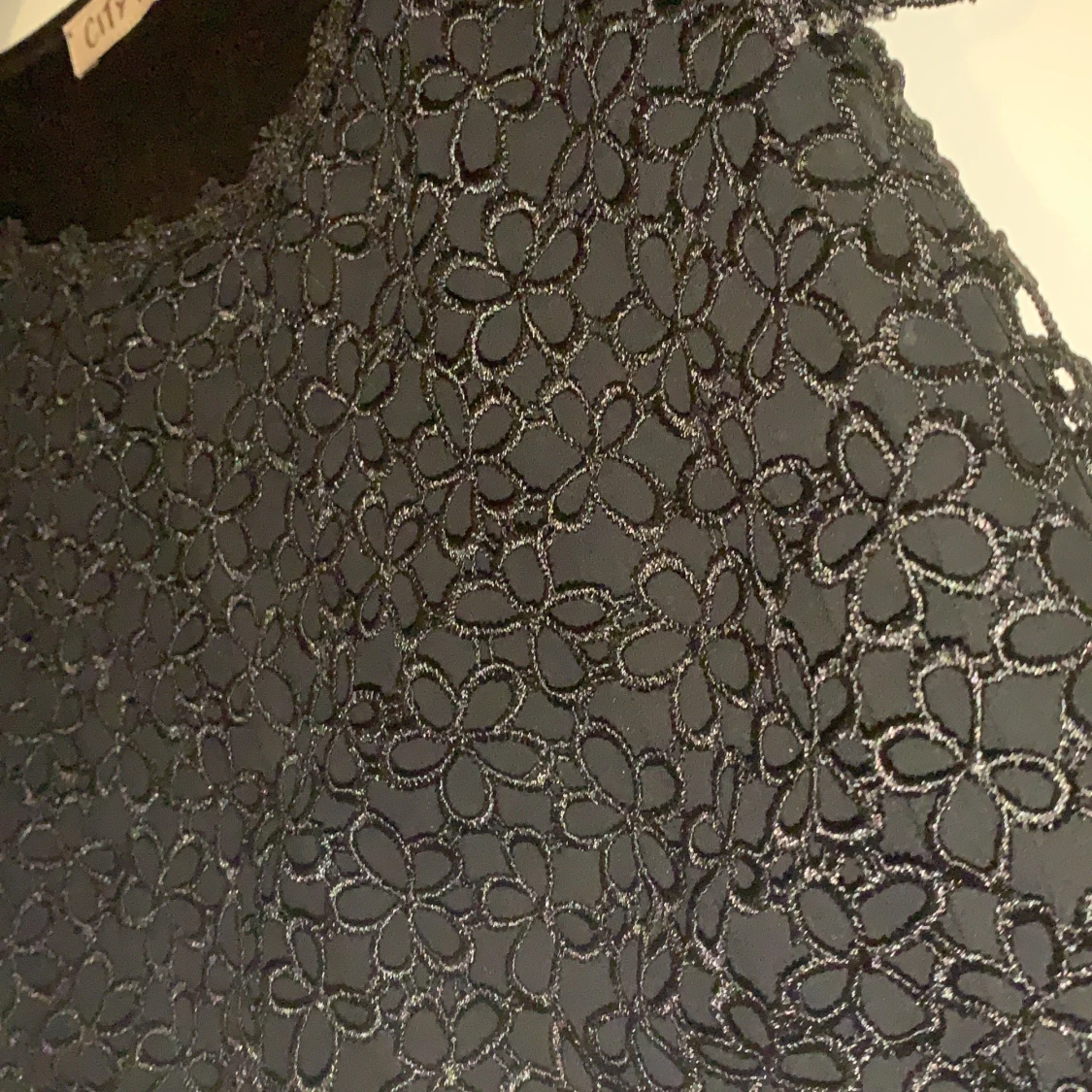 Söt svart klänning med blomdetaljer - 91