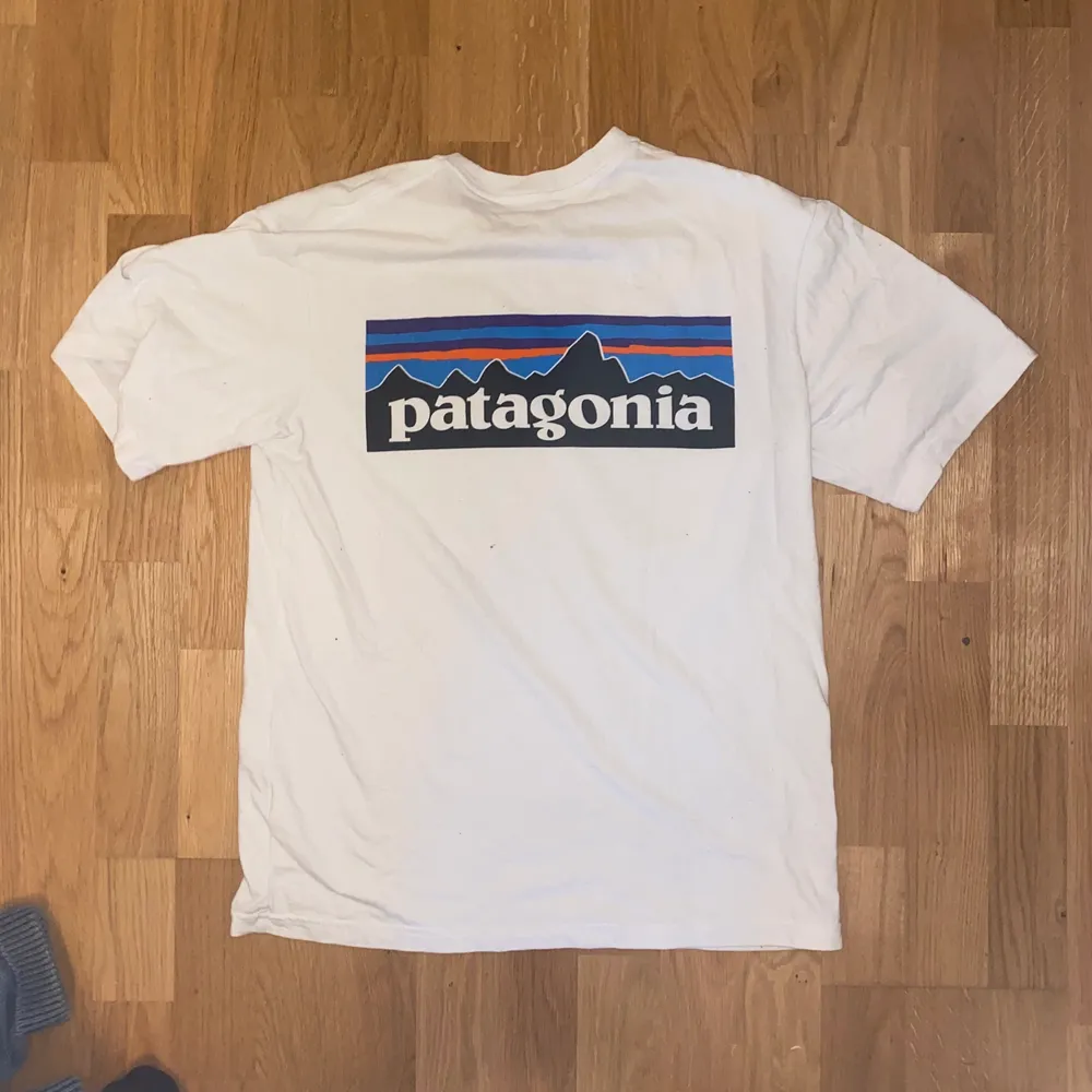 två patagoniatishor, den svarta är s och den vita är xs men sitter som s. Buda gärna! (100kr för båda tröjorna, 60 styckpris). T-shirts.