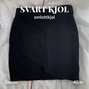 Kort svart omlottkjol i storlek S