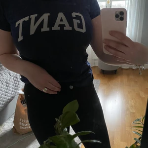 Marinblå Gant t-shirt  - Jag säljer denna marinblåa Gant T-shirt. Den kommer från ett rökfritt hem och tvättas alltid innan den skickas och har du fler frågor är de bara att höra av dig.