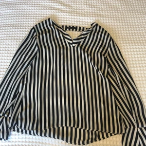 Blus  - En superfin blus från Gina Tricot. Använd fåtal gånger. Tröjan har en v-skärning. Köpare betalar frakt. 