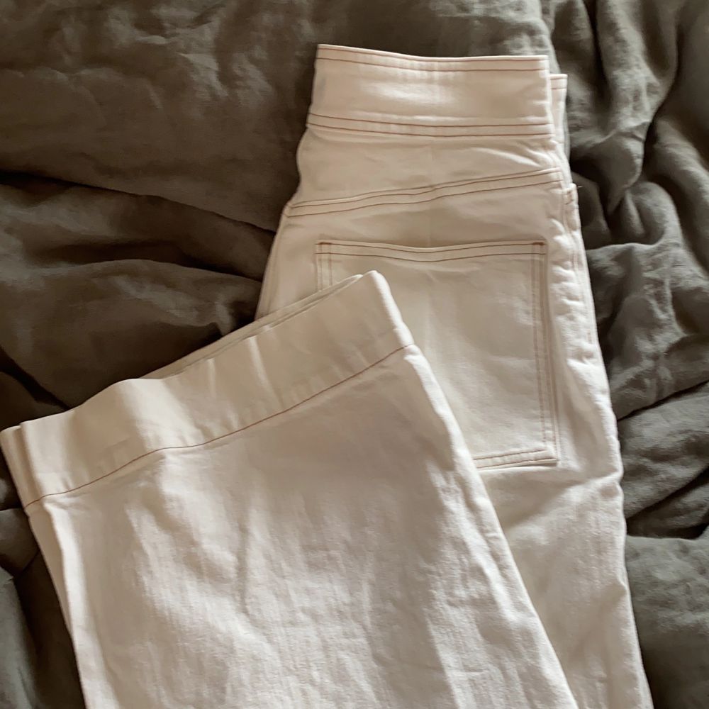Beiga weekday byxor med bruna sömmar. Använda max 5 gånger, är som nya. Köppte för 600kr. Högmidjade och långa i benen. Köparen står för frakt 🌸💕. Jeans & Byxor.
