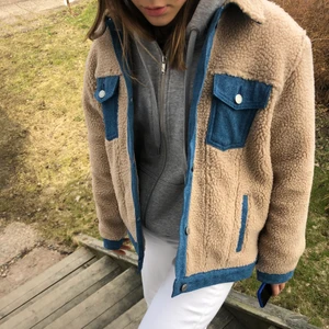 Jacka  - Perfekt vår/sommar jacka men fungerar även vid lite kallare väder. Är som ny och knappt använd. Super cool teddyjacka med jeansdetaljer. Buda vid fler intressen. 