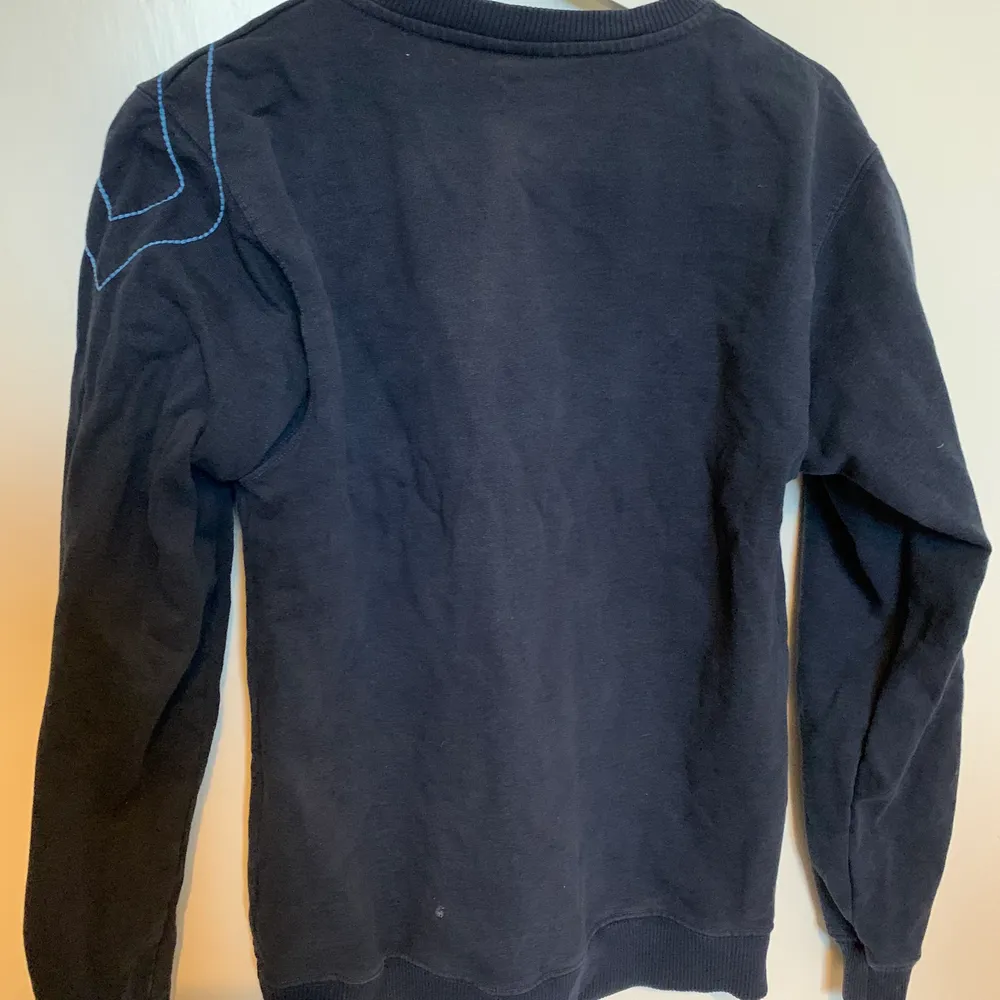 Mörk blå sweatshirt med ett coolt mönster. Köpt secondhand och aldrig använd.. Tröjor & Koftor.