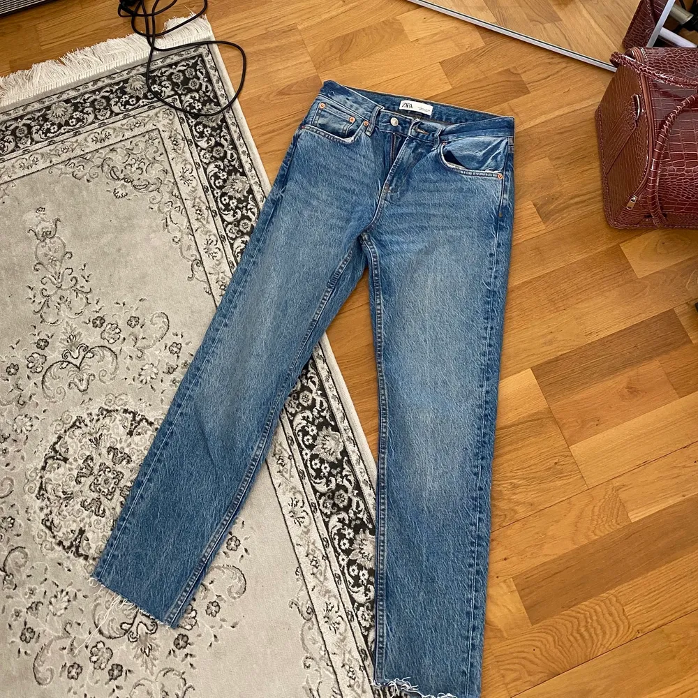 Ett par jeans från zara i en väldigt snygg blå färg. Endast använda fåtal gånger. Jag är 168 cm och bär vanligtvis storlek S/36 !:). Jeans & Byxor.