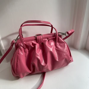 Rosa väska Zara - Säljer denna rosa väska från Zara. Nästintill oanvänd. Priset är exklusive frakt